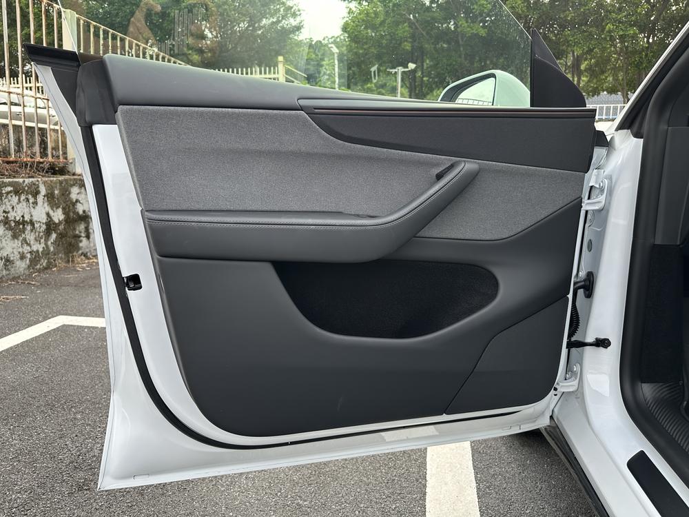 Tesla Model Y 2026 #8 Tesla Model Y 2026 car image #8