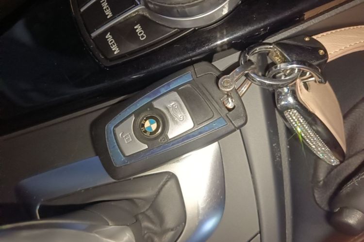 BMW 3 Series 2018 car image #14