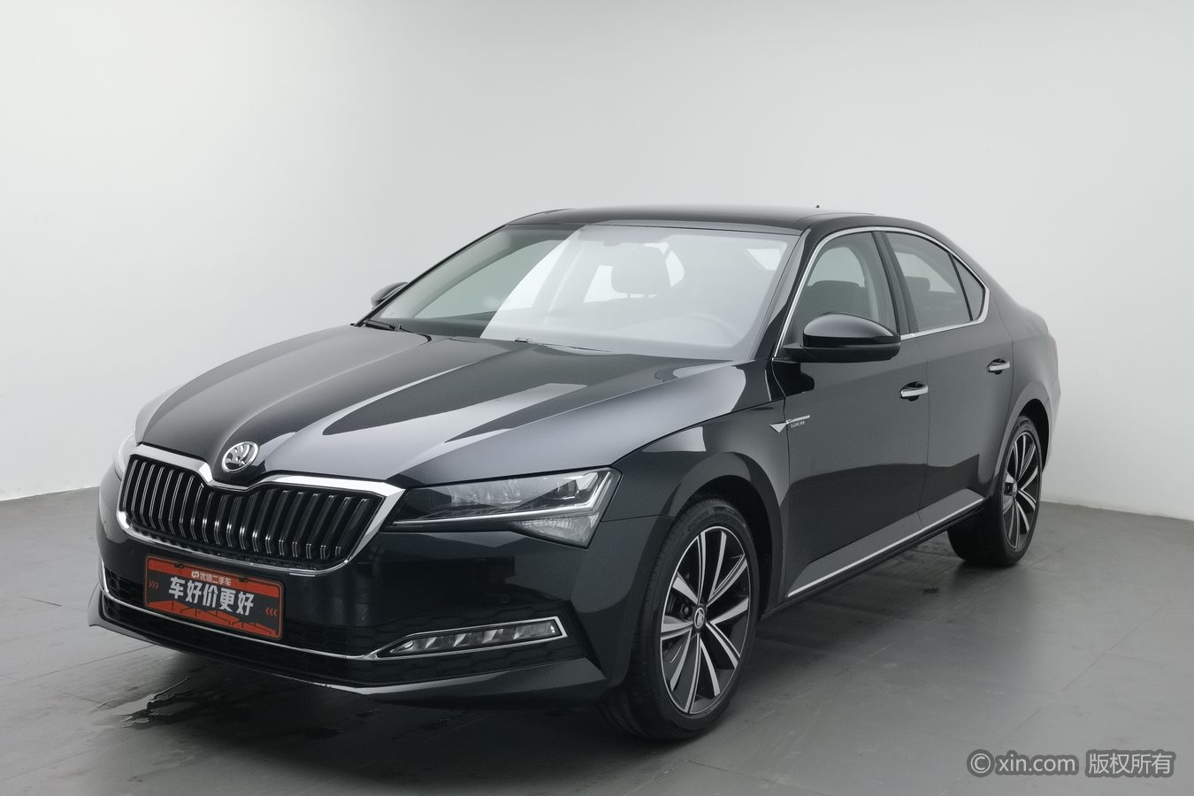 Skoda Superb 2025 car image #2