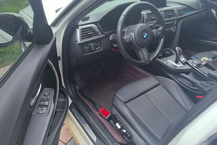 BMW 3 Series 2019 car image #16