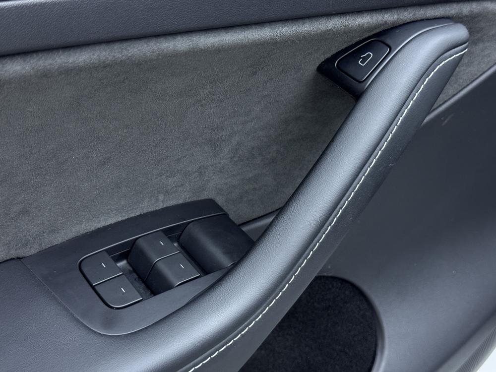 Tesla Model Y 2021 car image #21