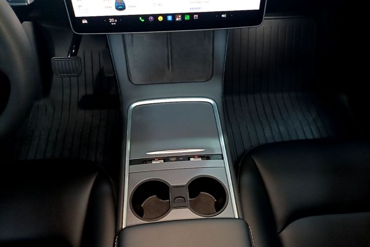 Tesla Model Y 2024 immagine di auto #18