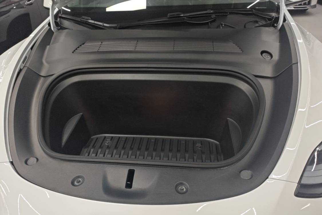 Tesla Model Y 2024 car image #11