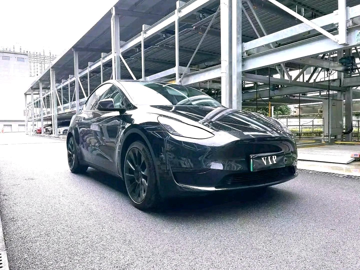 Tesla Model Y 2023 car image #2