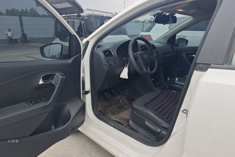 Volkswagen Polo 2015 car image #18