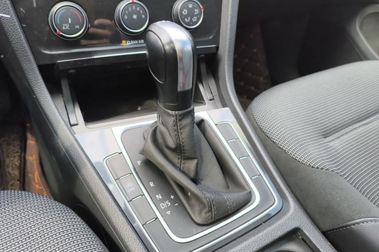 Volkswagen Golf 2019 car image #14