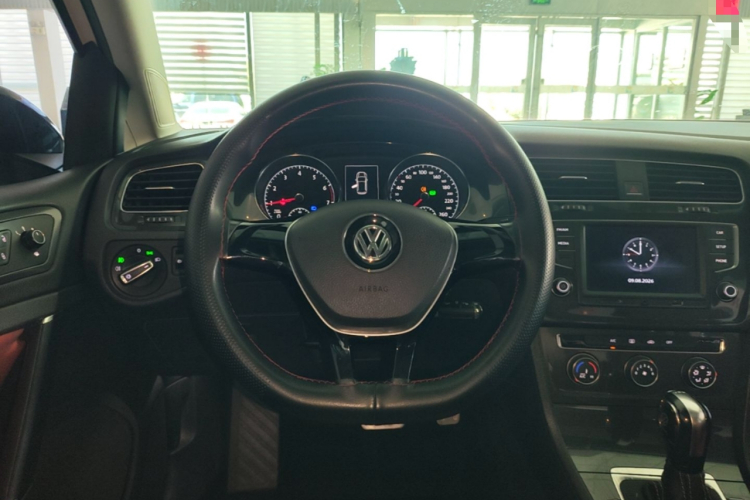Volkswagen Golf 2017 car image #11