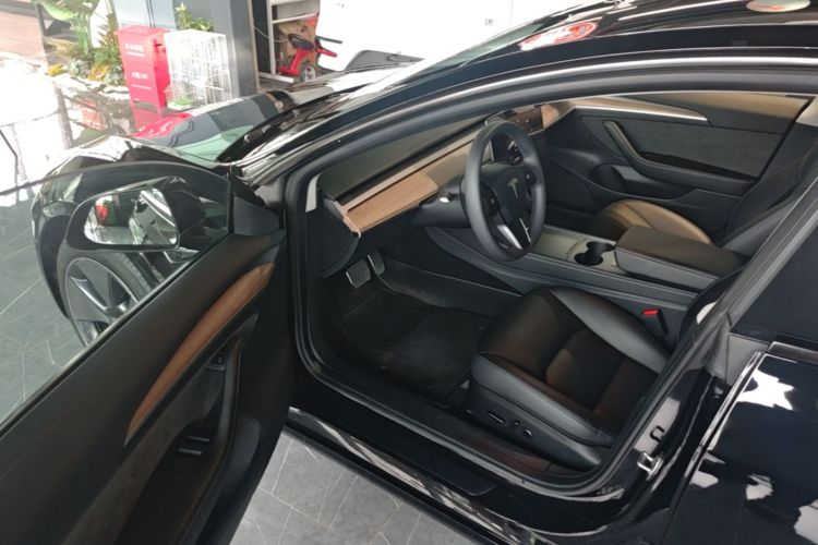 Tesla Model 3 2023 car image #16