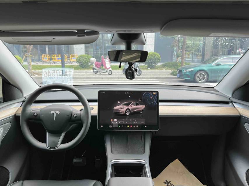 Tesla Model Y 2023 car image #8
