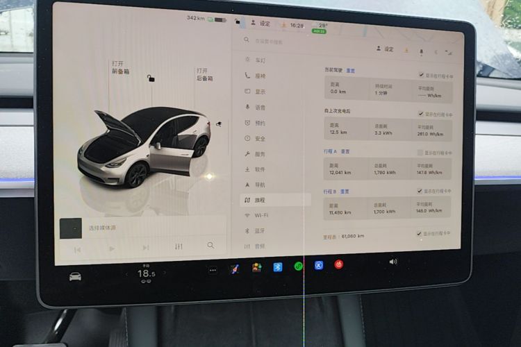 Tesla Model Y 2024 car image #12