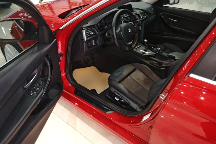 BMW 3 Series 2018 car image #16