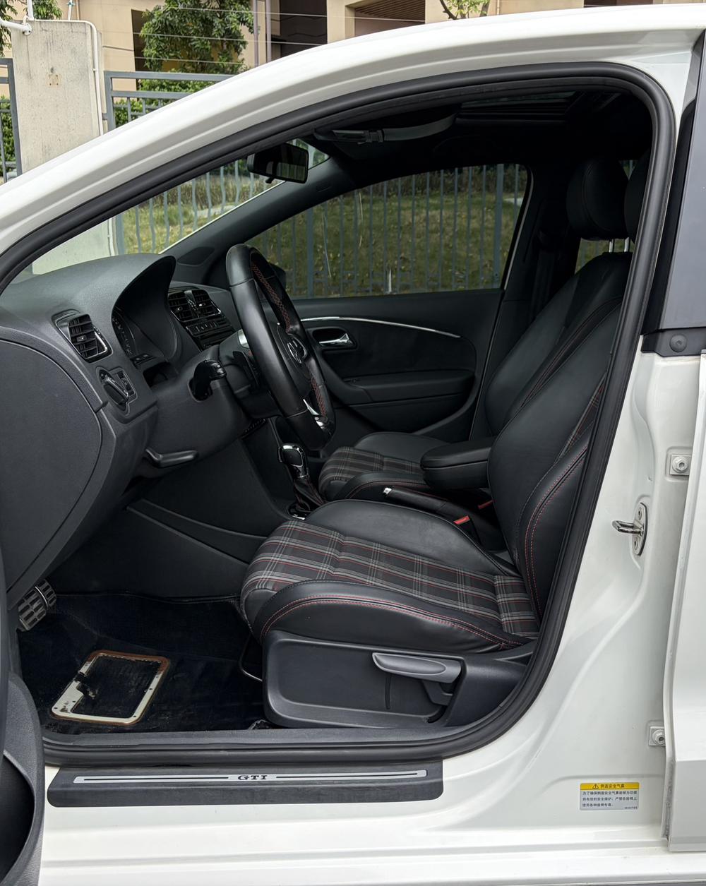 Volkswagen Polo 2015 car image #17