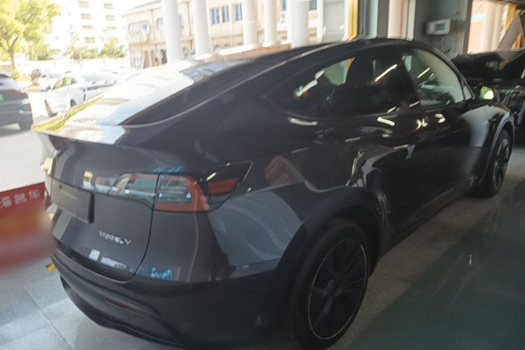 Tesla Model Y 2024 #7 Tesla Model Y 2024 car image #7