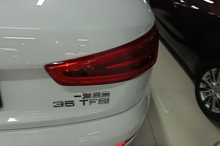 Audi Q3 2015 car image #8