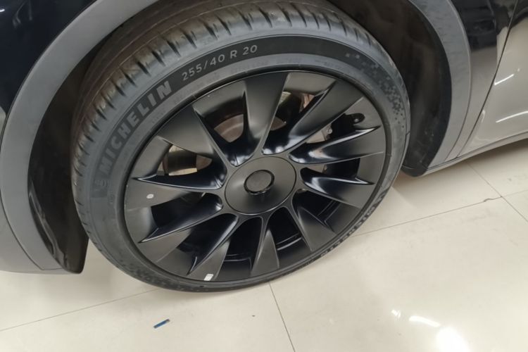 Tesla Model Y 2023 car image #9