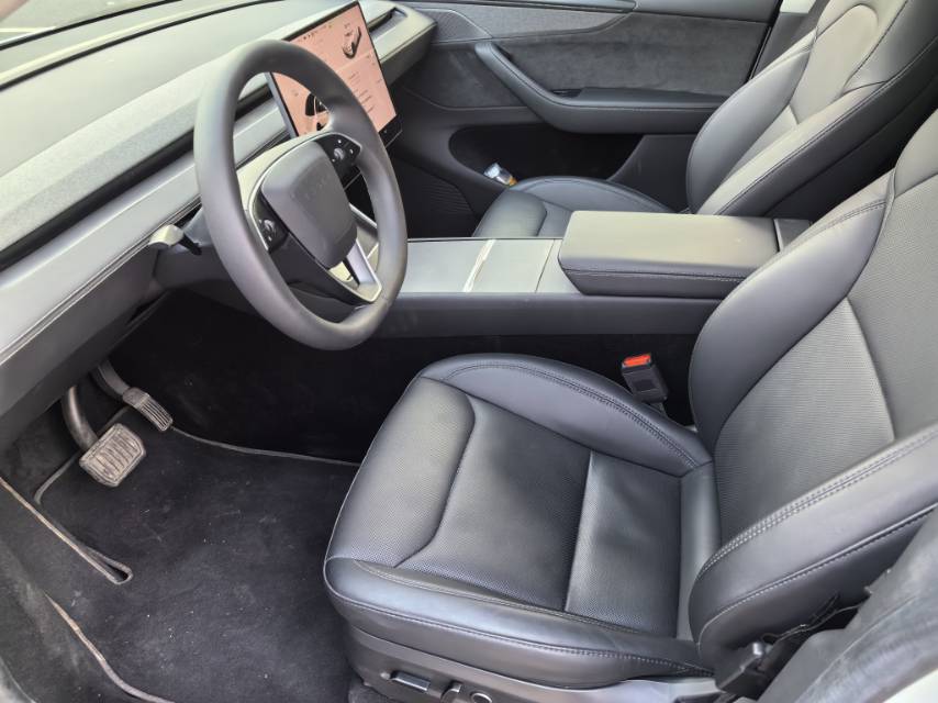 Tesla Model Y 2025 #4 Tesla Model Y 2025 car image #4