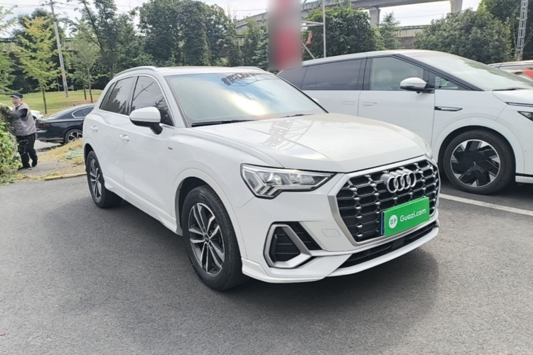 Audi Q3 2022 car image #4
