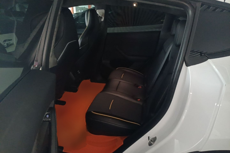 Tesla Model Y 2024 immagine di auto #17