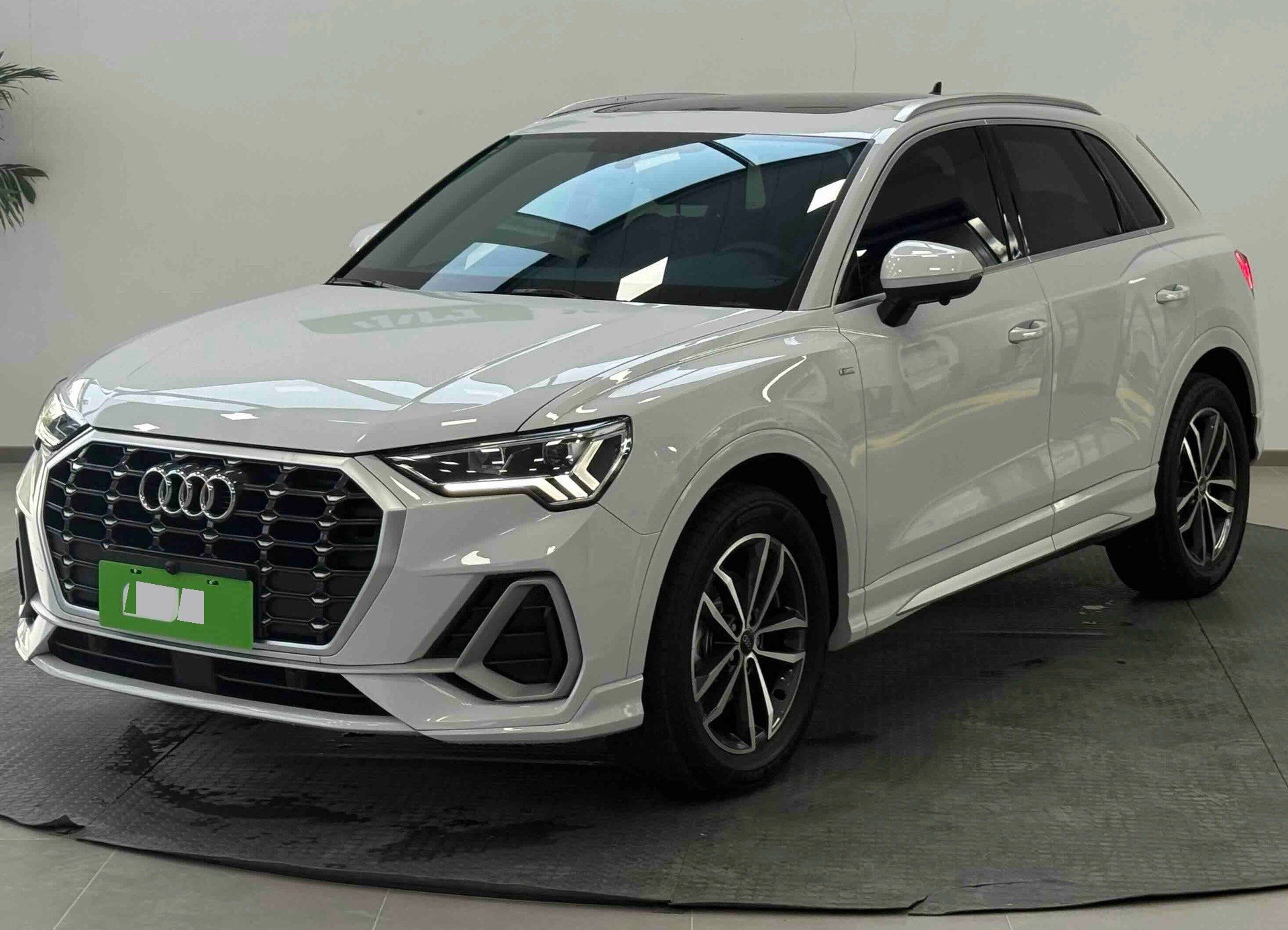 Audi Q3 2023 car image 