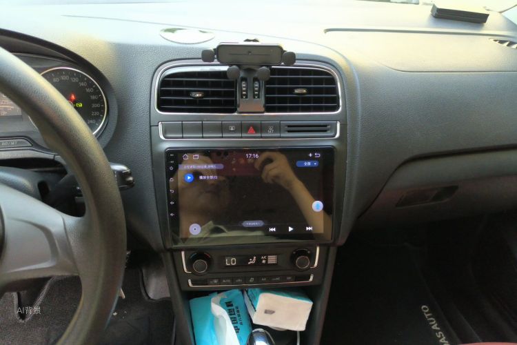 Volkswagen Polo 2015 car image #15