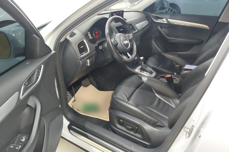 Audi Q3 2015 car image #16