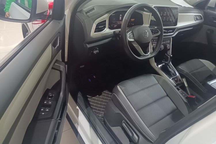Volkswagen T-Roc 2024 car image #16