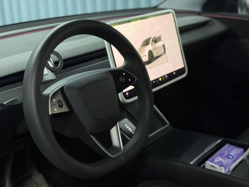 Tesla Model Y 2025 #4 Tesla Model Y 2025 car image #4