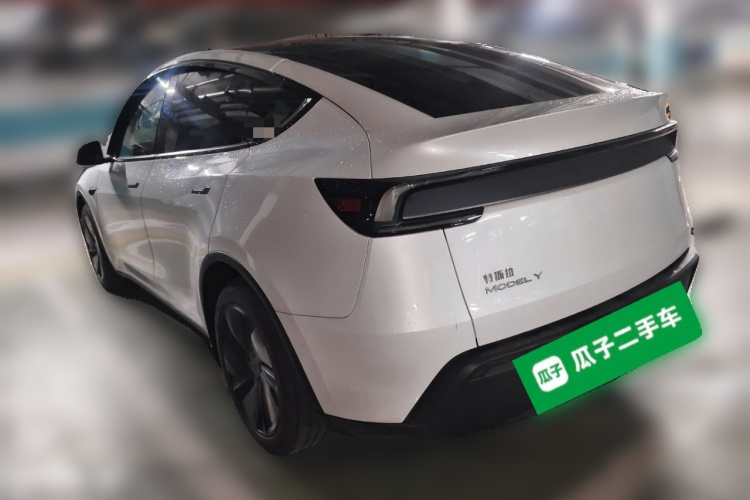 Tesla Model Y 2025 #5 Tesla Model Y 2025 car image #5
