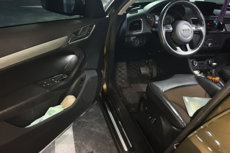 Audi Q3 2018 car image #9