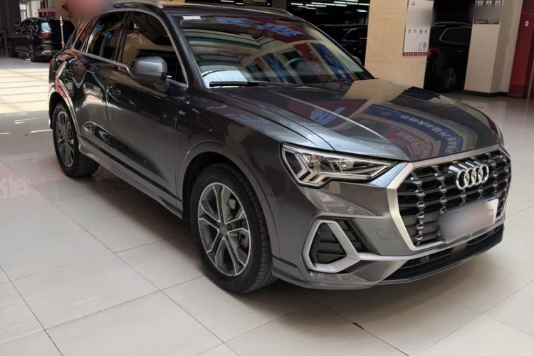 Audi Q3 2020 car image #9