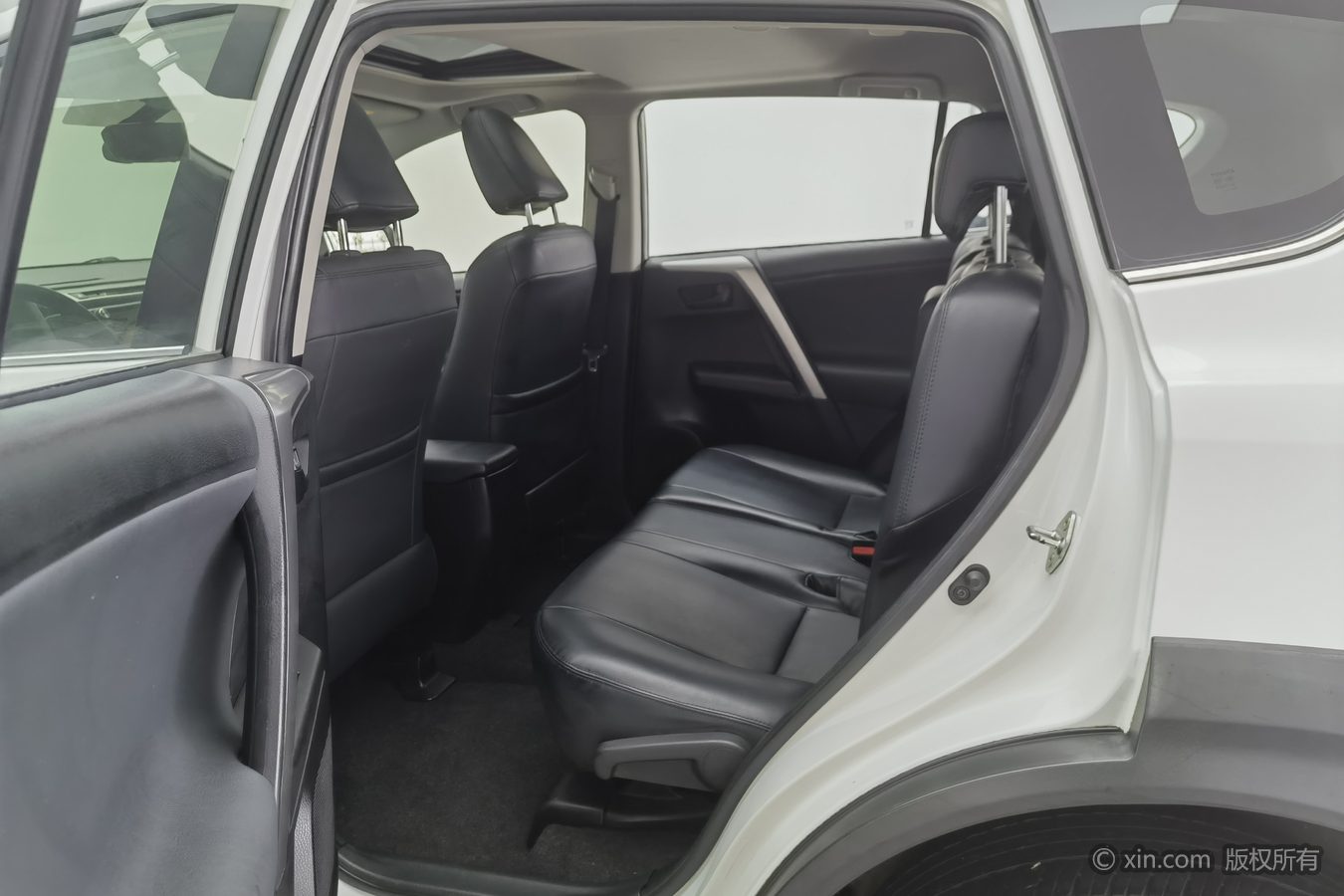 Toyota RAV4 2019 изображение автомобиля #16