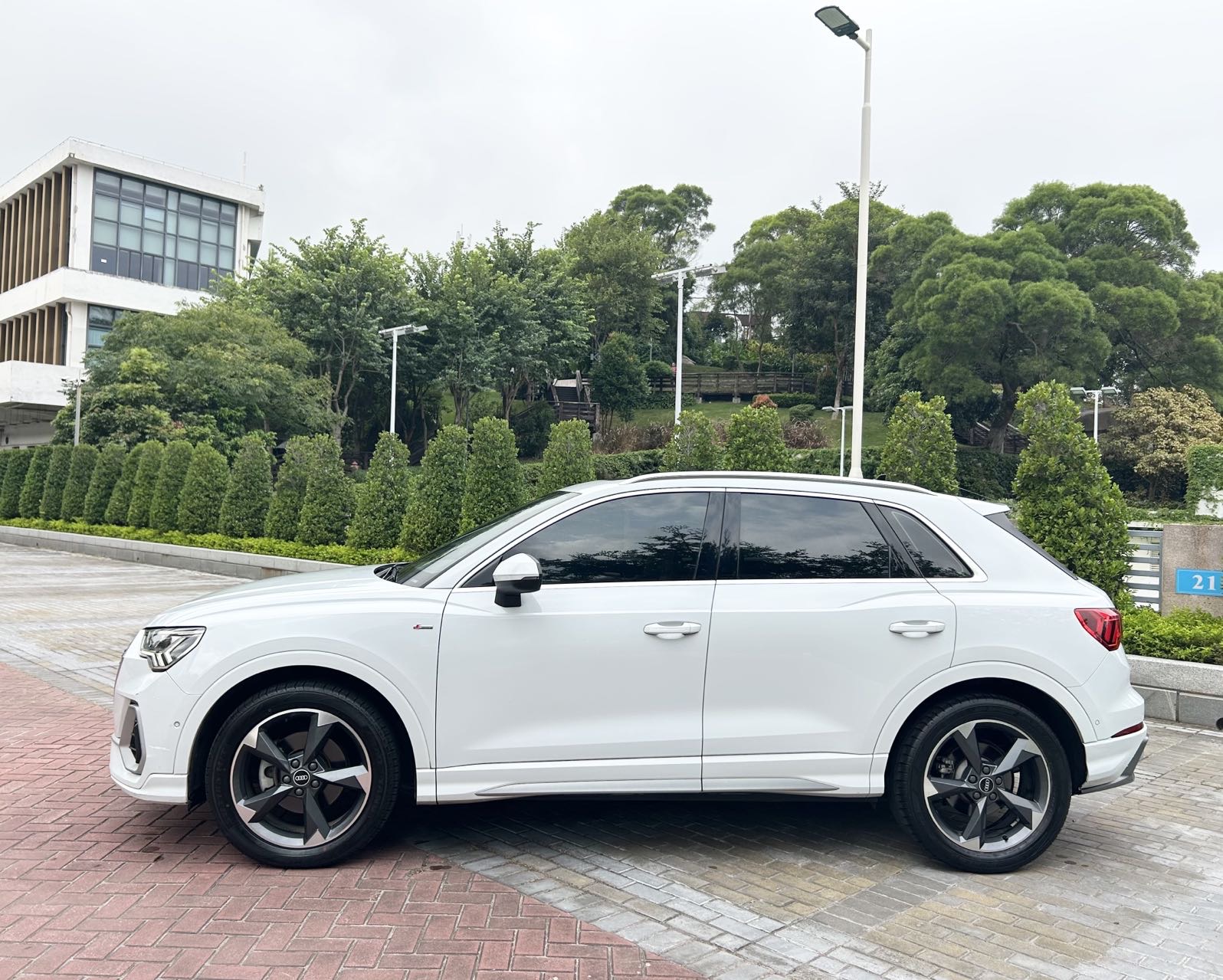 Audi Q3 2022 car image #8