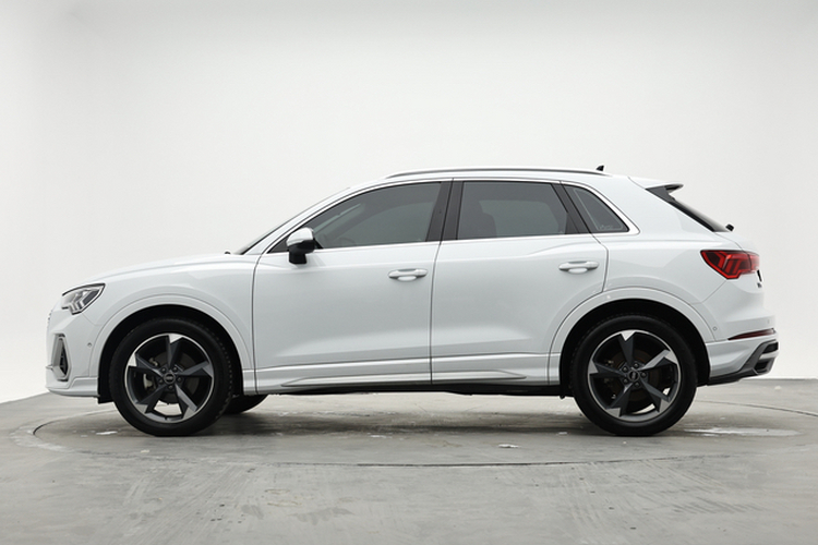Audi Q3 2022 car image #6