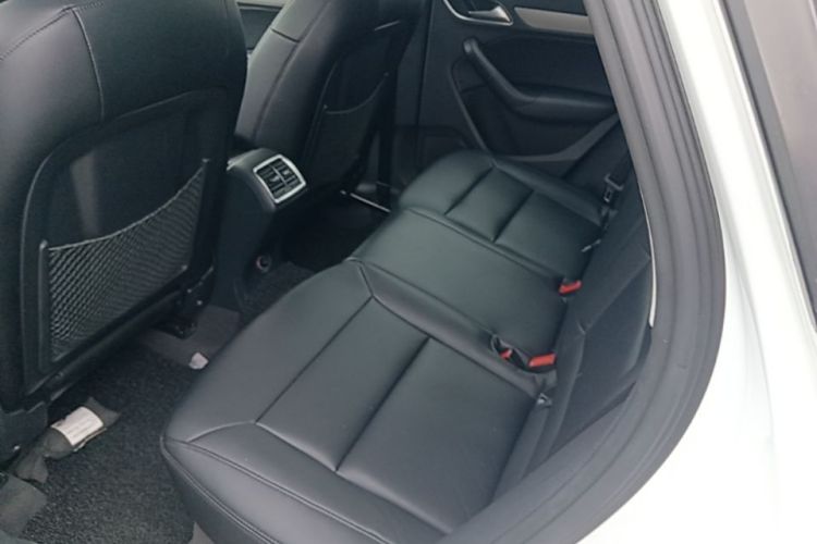 Audi Q3 2016 car image #13