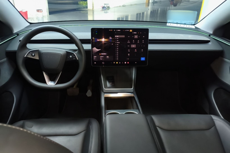 Tesla Model Y 2025 immagine di auto #10
