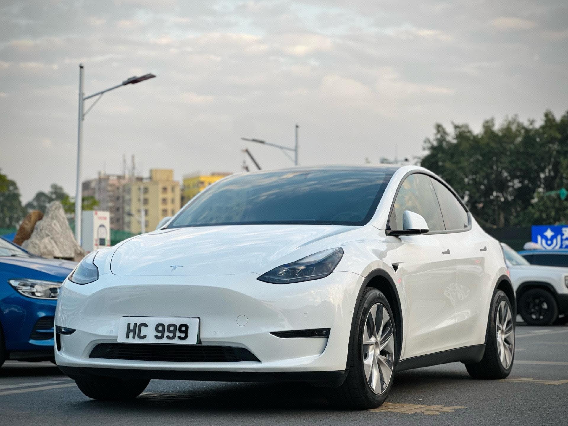 Tesla Model Y 2023 car image 