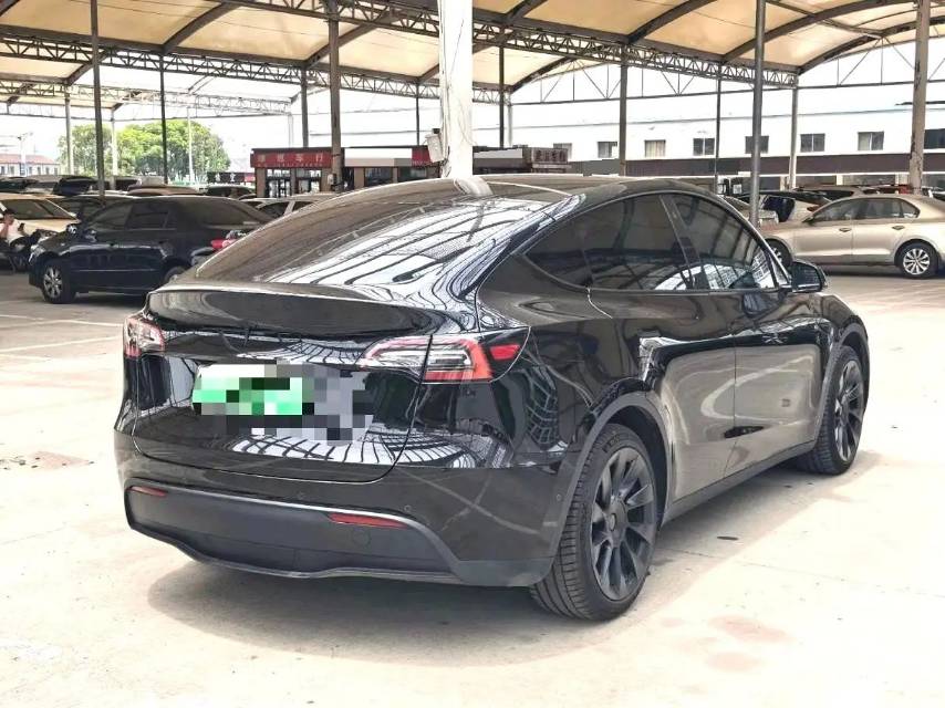 Tesla Model Y 2023 car image #9