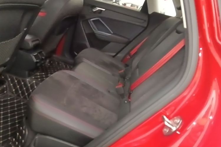 Audi Q3 2019 car image #17
