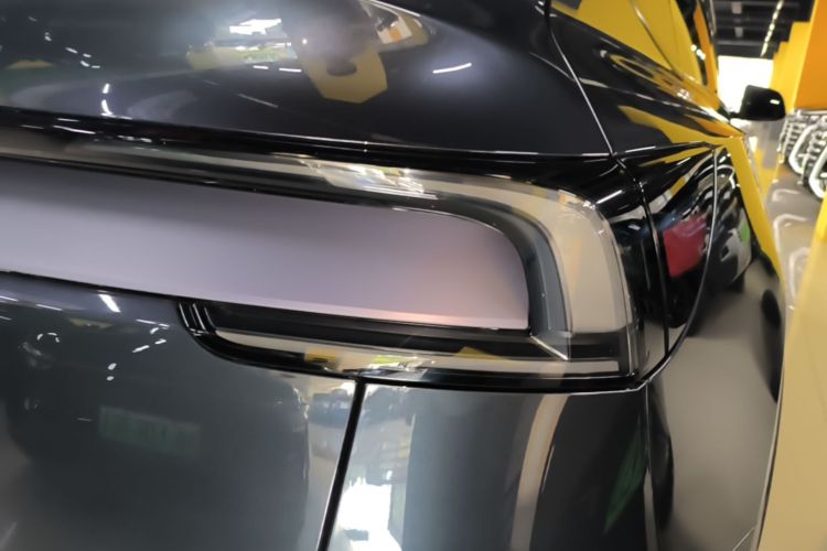 Tesla Model Y 2025 immagine di auto #8