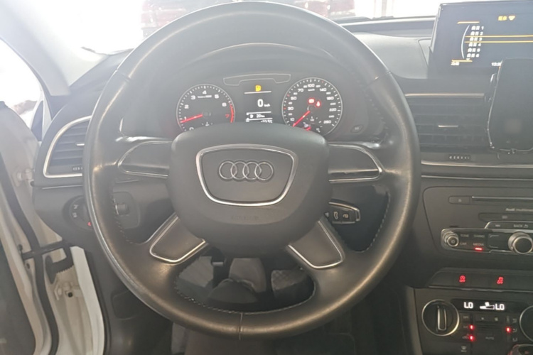 Audi Q3 2018 car image #11