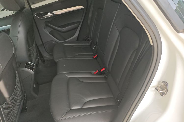 Audi Q3 2016 car image #10