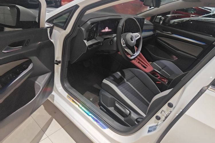Volkswagen Golf 2025 car image #16