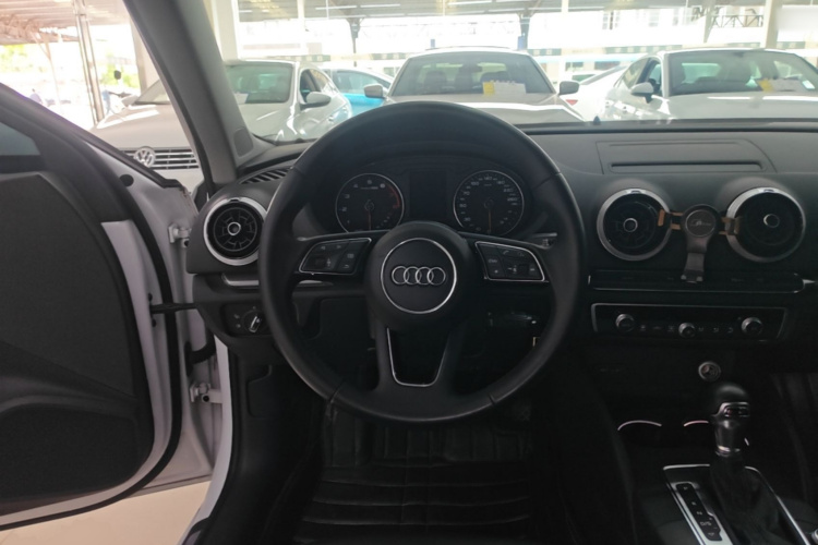 Audi A3 2018 immagine di auto #11