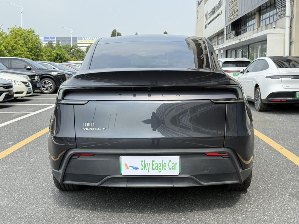Tesla Model Y 2025 #5 Tesla Model Y 2025 car image #5