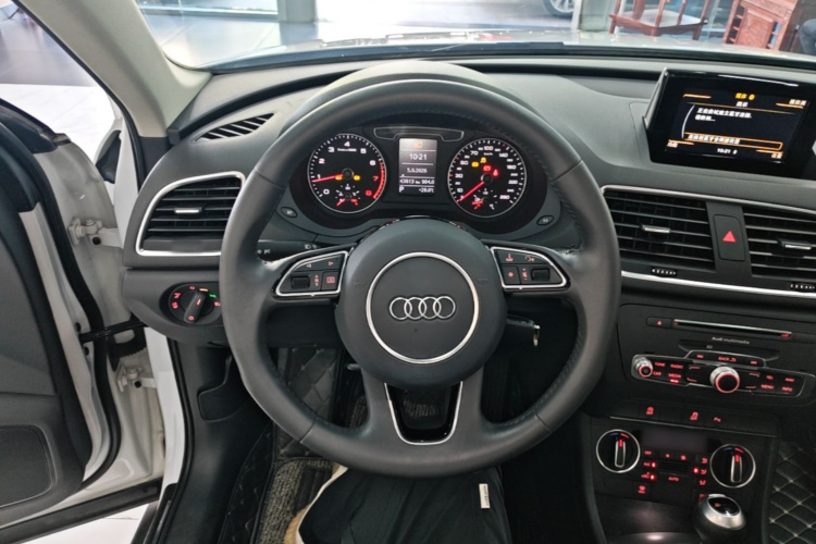 Audi Q3 2018 car image #11