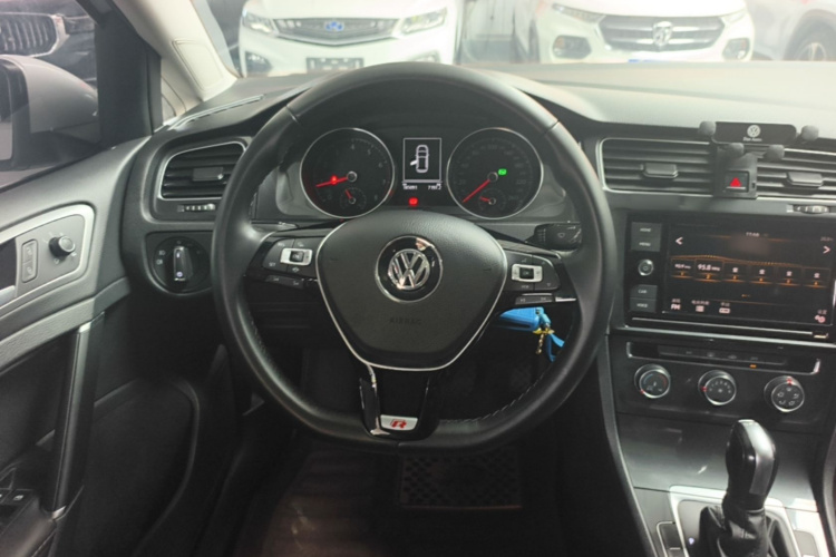 Volkswagen Golf 2019 car image #11