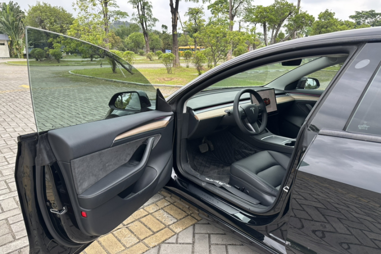 Tesla Model 3 2023 car image #17