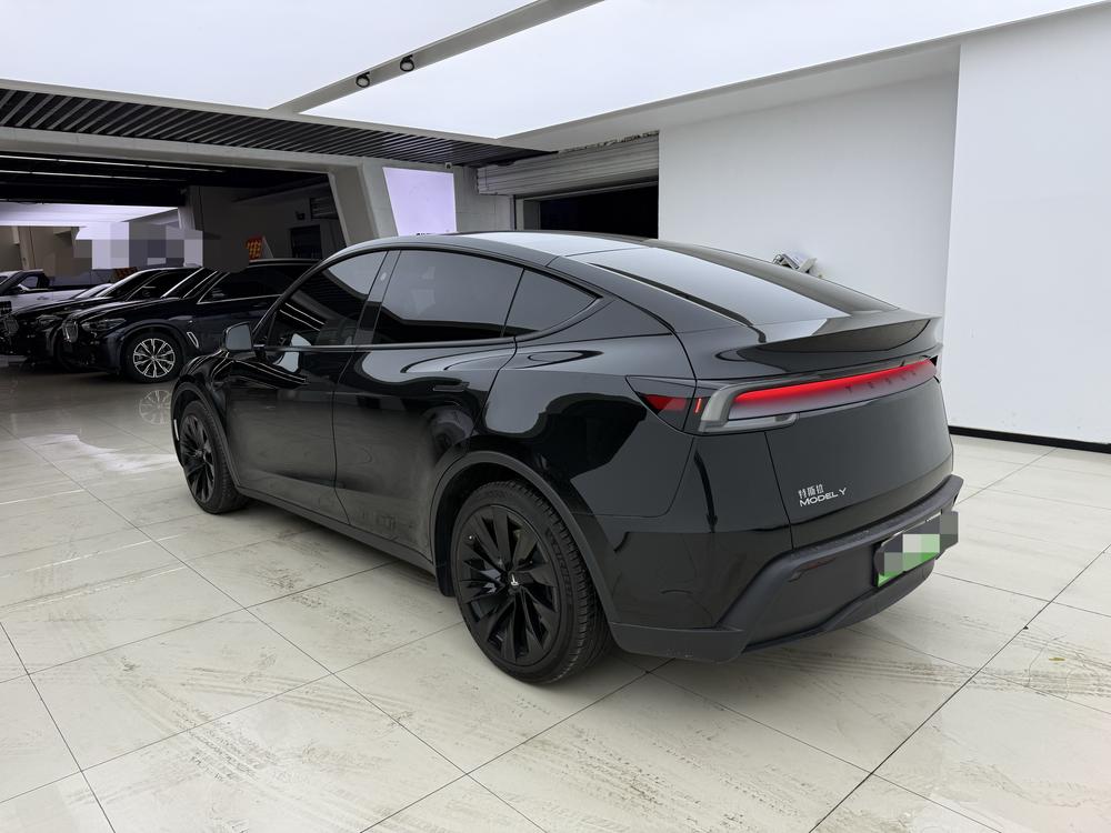 Tesla Model Y 2025 #4 Tesla Model Y 2025 car image #4