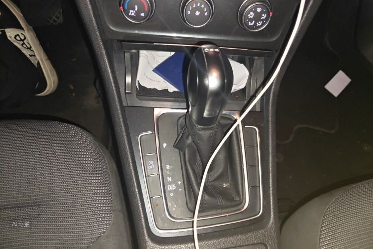 Volkswagen Golf 2019 car image #16