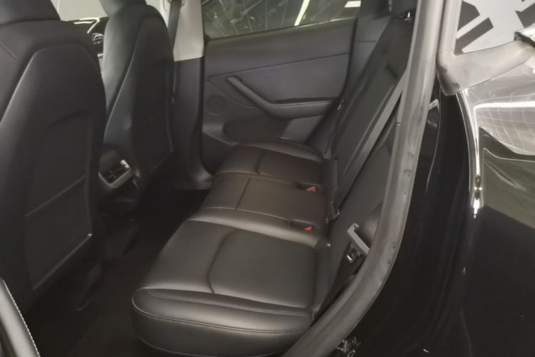 Tesla Model Y 2023 car image #17